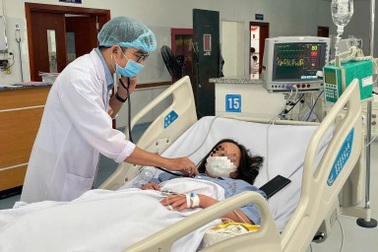 Cô gái 19 tuổi ba lần sốc nặng, suýt qua đời vì sốt xuất huyết