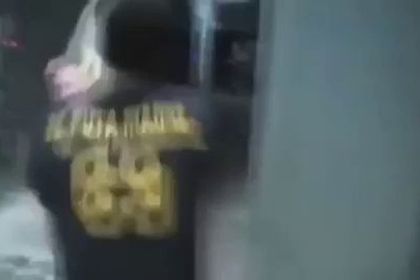 Rắn bỏ mạng vì cắn đúng ngực bơm silicon của người mẫu