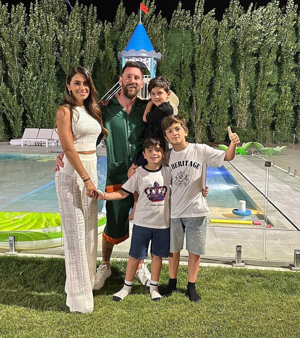 Vợ con của danh thủ Lionel Messi được khen ngợi vì phong thái đẳng cấp - 4 Vợ con của danh thủ Lionel Messi được khen ngợi vì phong thái đẳng cấp - 4