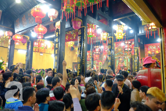 Hàng ngàn người cầm nhang viếng chùa Bà Bình Dương nửa đêm, mang theo cả con nít khiến trẻ nhỏ hít khói mệt nhoài - Ảnh 8. Hàng ngàn người cầm nhang viếng chùa Bà Bình Dương nửa đêm, mang theo cả con nít khiến trẻ nhỏ hít khói mệt nhoài - Ảnh 8.
