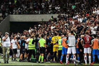 Trận đấu ở Pháp phải hủy bỏ vì đám đông ẩu đả sau sự cố điên rồ