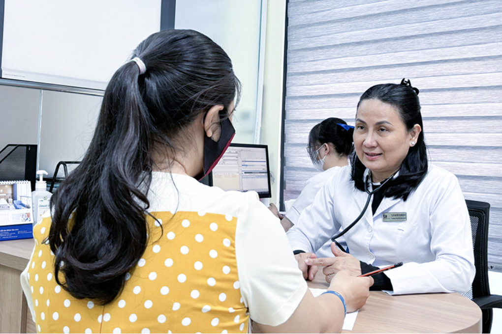 Nhiều bà mẹ vào viện cầu cứu bác sĩ vì... con sắp đi thi - 1