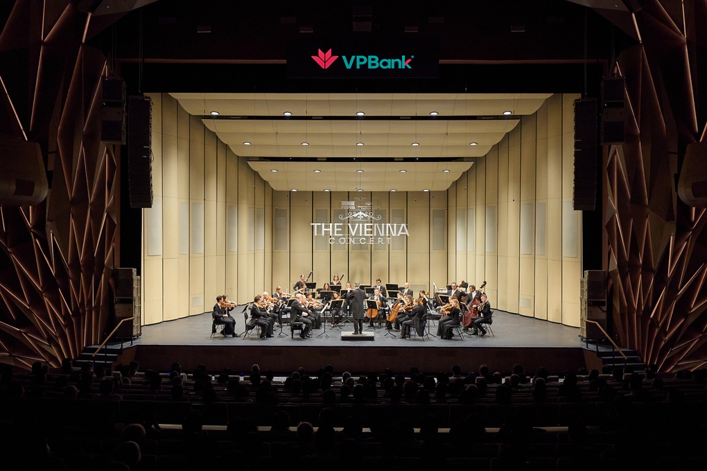 Hòa nhạc Vienna đưa khán giả Thủ đô qua nhiều cung bậc cảm xúc - 1 Hòa nhạc Vienna đưa khán giả Thủ đô qua nhiều cung bậc cảm xúc - 1