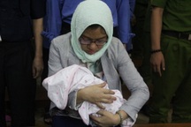 Nữ bị cáo ôm theo con nhỏ đến phiên tòa xét xử Hứa Thị Phấn