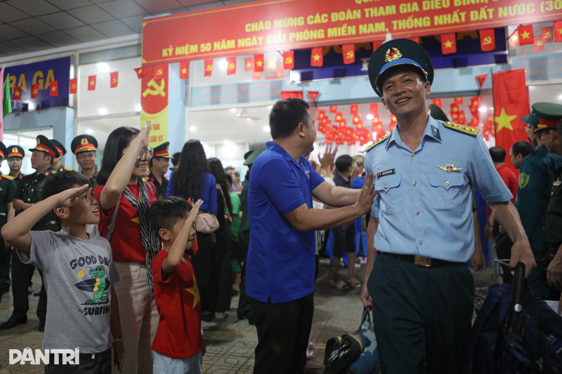 Chiến sĩ diễu binh bịn rịn tạm biệt người dân ở sân ga Biên Hòa - 4