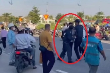 Xác minh hình ảnh một công nhân bị hai bảo vệ hành hung