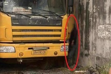 Bị xe tải ép vào tường, tài xế tử vong