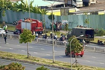 Cảnh sát lặn tìm người rơi xuống cống ở TPHCM