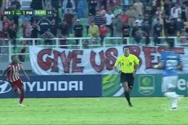 Bạo loạn bóng đá Indonesia: Cầu thủ đánh nhau, đuổi trọng tài quanh sân