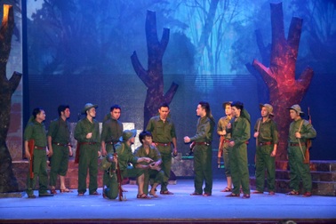 Khán giả khóc khi xem vở chèo "Mưa đỏ" do NSND Thúy Mùi đạo diễn