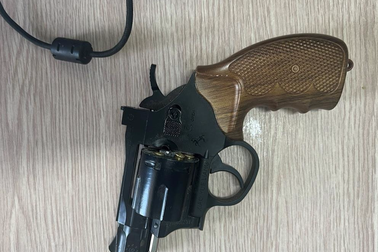 Hai tên cướp nổ súng khi trinh sát hình sự truy bắt