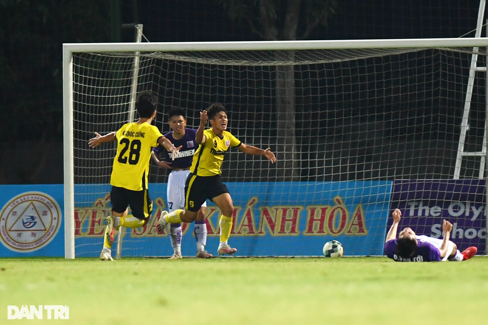 Cầu thủ U21 Hà Nội ngậm ngùi bật khóc sau trận thua chung kết U21 Quốc gia - 12 Cầu thủ U21 Hà Nội ngậm ngùi bật khóc sau trận thua chung kết U21 Quốc gia - 12