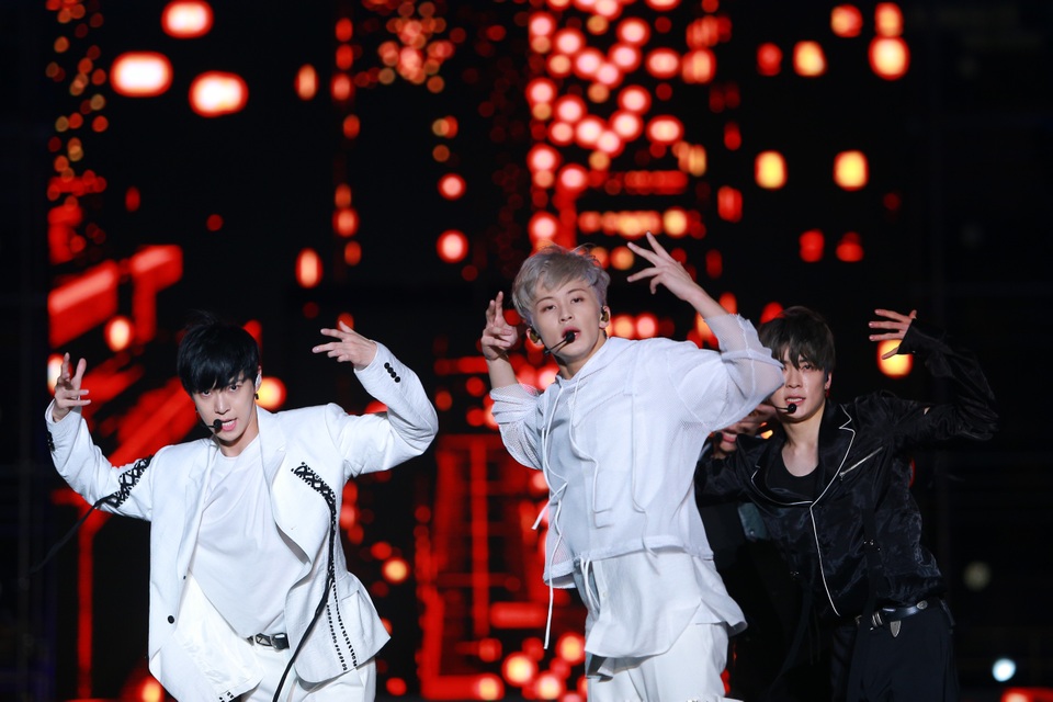Ngắm lại màn trình diễn khiến fan phát cuồng của EXO-SC, Taemin - 15 Ngắm lại màn trình diễn khiến fan phát cuồng của EXO-SC, Taemin - 15