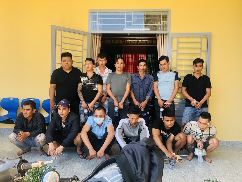 Hàng chục con bạc bỏ chạy tán loạn lúc nửa đêm khi bị công an truy đuổi - 1 Hàng chục con bạc bỏ chạy tán loạn lúc nửa đêm khi bị công an truy đuổi - 1