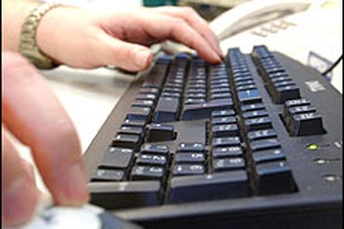 Anh: Học sinh “tấn công” giáo viên bằng mạng xã hội