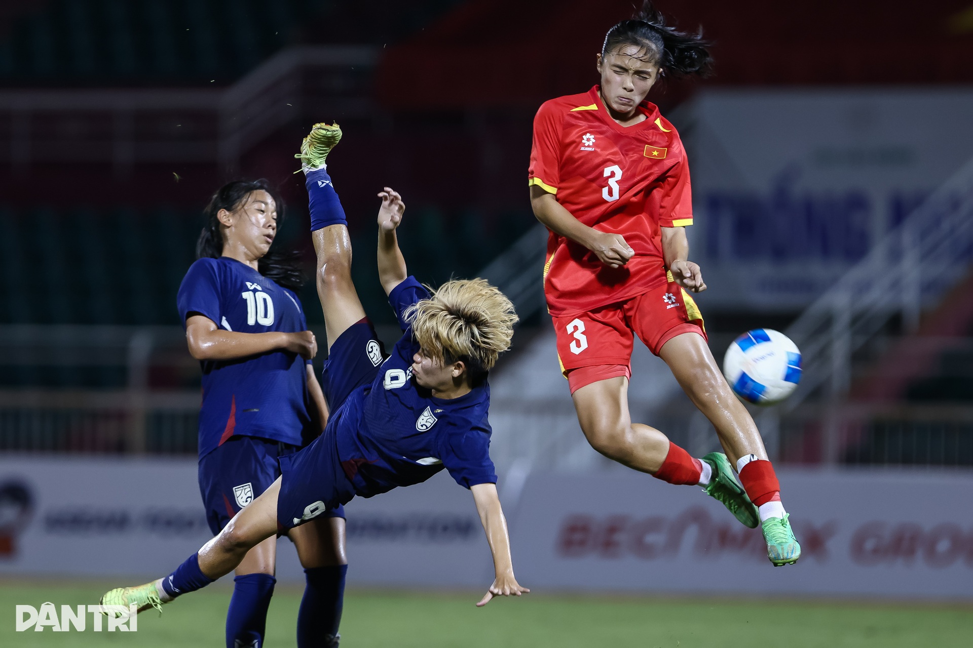 U19 nữ Việt Nam bật khóc sau khi đánh mất ngôi vô địch vào tay người Thái - 3 U19 nữ Việt Nam bật khóc sau khi đánh mất ngôi vô địch vào tay người Thái - 3