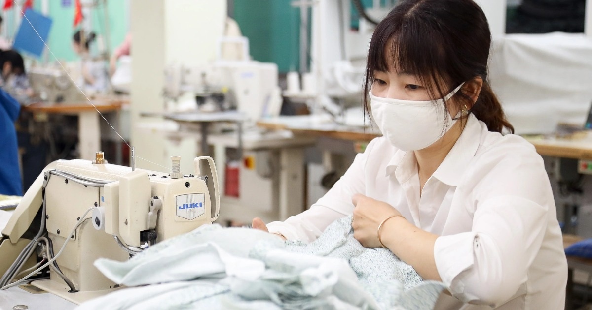 Lương tối thiểu 5 triệu đồng, để đủ sống cần gấp đôi, công nhân sợ… ở phố