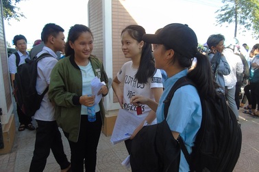 Thi vào lớp 10 tại Quảng Bình: Thí sinh hào hứng vì đề thi môn chuyên vừa sức