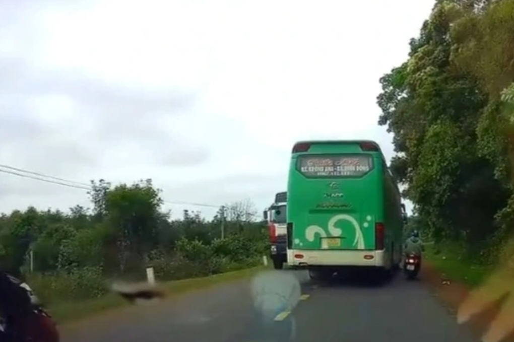 Buộc thôi việc tài xế xe khách vượt ẩu chèn ngã người đi xe máy - 1 Buộc thôi việc tài xế xe khách vượt ẩu chèn ngã người đi xe máy - 1