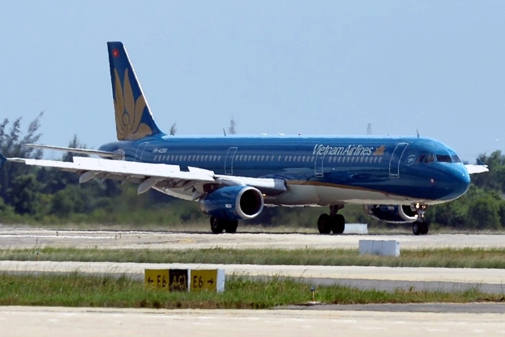 Máy bay Vietnam Airlines hạ cánh khẩn cấp ở Đà Nẵng để cấp cứu hành khách - 1
