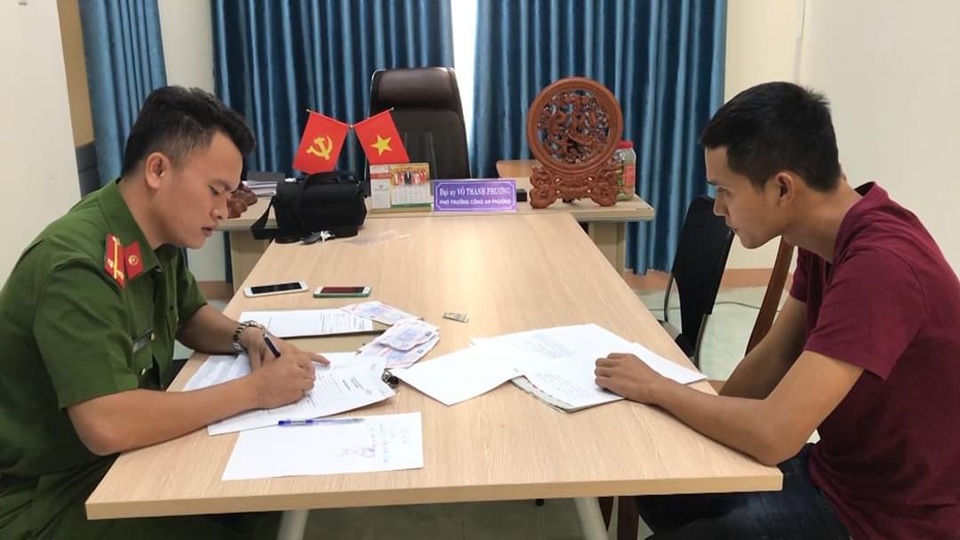 Xử lý nam thanh niên bán vé xe giả cho sinh viên, người lao động - 1