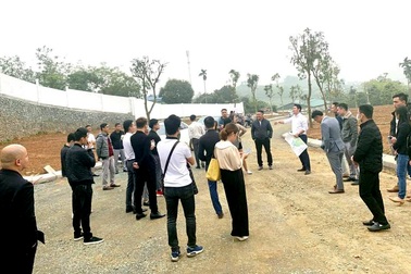 Nhân viên kinh doanh đa cấp lao vào "cơn sốt đất" làm môi giới