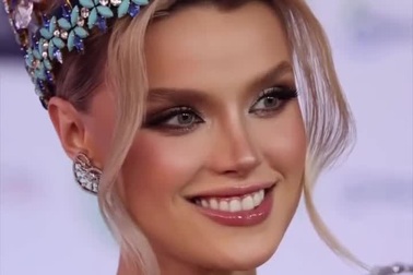 Hoa hậu Thế giới 2024 mặc chiếc váy của nhà thiết kế Việt Nam