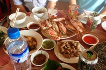 Nhà hàng hải sản tấp nập trở lại