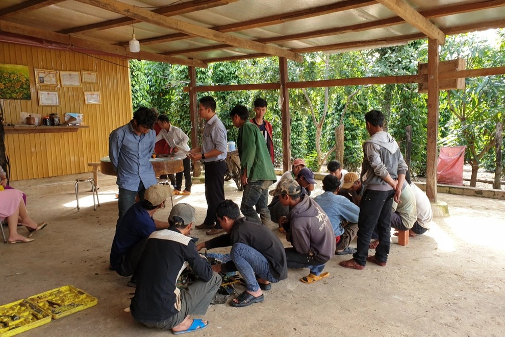 Chuyển đổi nghề cho lao động vùng cao thường sống dựa vào rừng - 4 Chuyển đổi nghề cho lao động vùng cao thường sống dựa vào rừng - 4