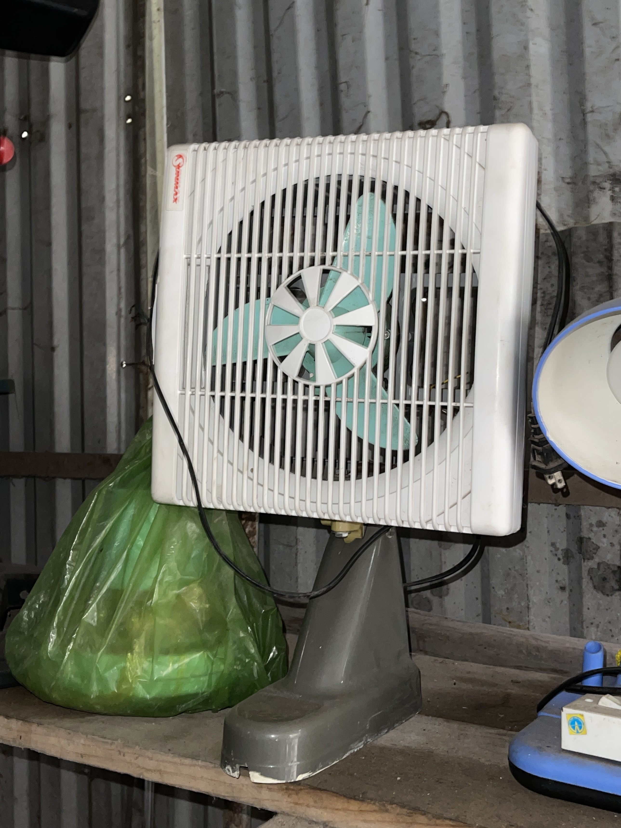 View - Cụ ông gây sốt khi "hô biến" lò vi sóng thành bếp than, tivi hóa chậu cây | Báo Dân trí