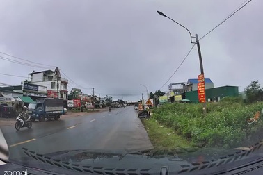 Xe tải phanh gấp khi vượt ẩu khiến thùng xe suýt văng trúng xe ngược chiều