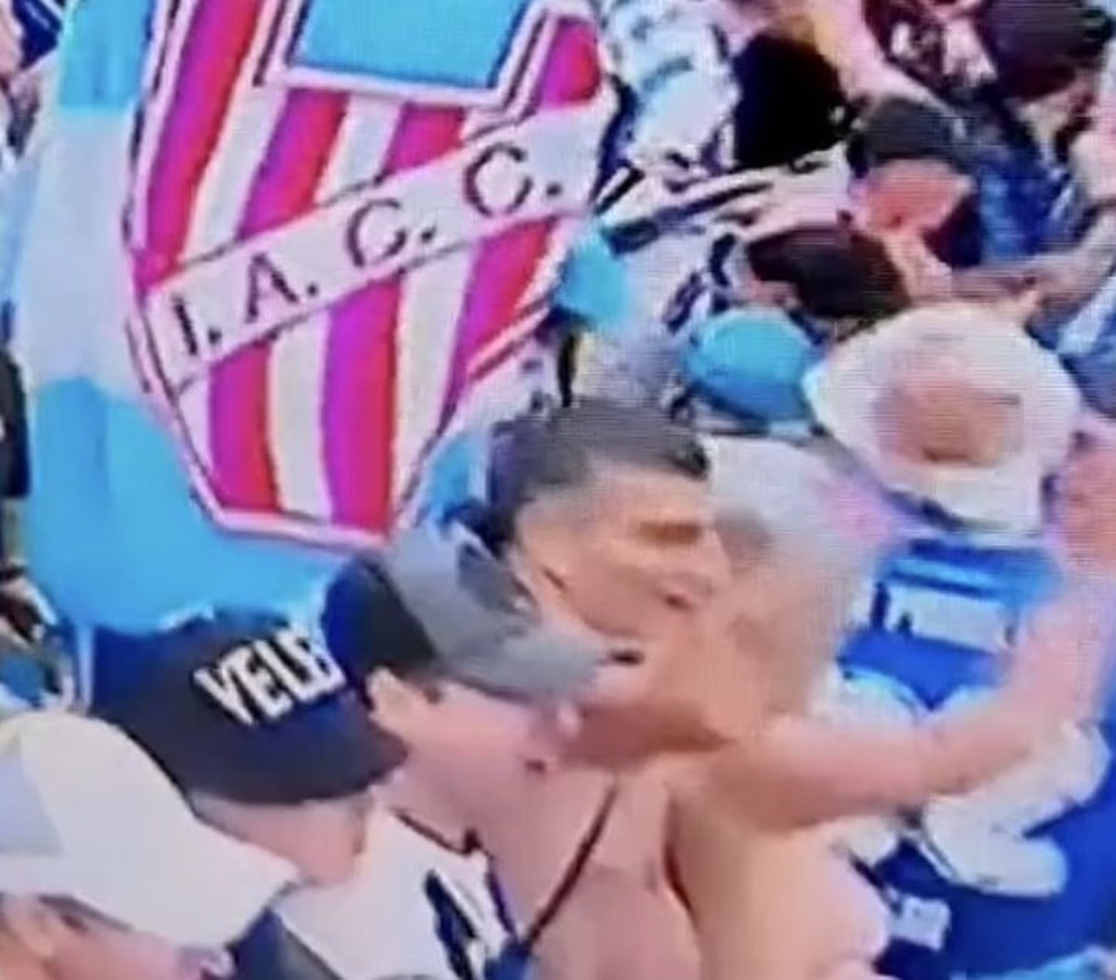Nữ cổ động viên Argentina lột áo ăn mừng tại Qatar gây bão mạng - 1 Nữ cổ động viên Argentina lột áo ăn mừng tại Qatar gây bão mạng - 1