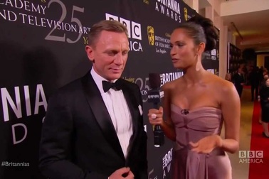 Daniel Craig lịch lãm trên thảm đỏ