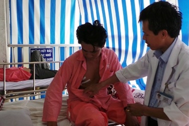 Bất ngờ bị bắn trúng ngực khi đang đánh cá trên biển