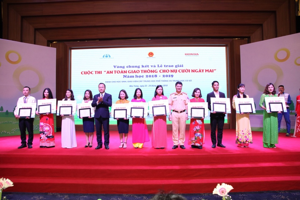 Sáng tạo trong tổ chức cuộc thi “ An toàn giao thông cho nụ cười ngày mai” năm học 2019 - 2020 - 2 Sáng tạo trong tổ chức cuộc thi “ An toàn giao thông cho nụ cười ngày mai” năm học 2019 - 2020 - 2