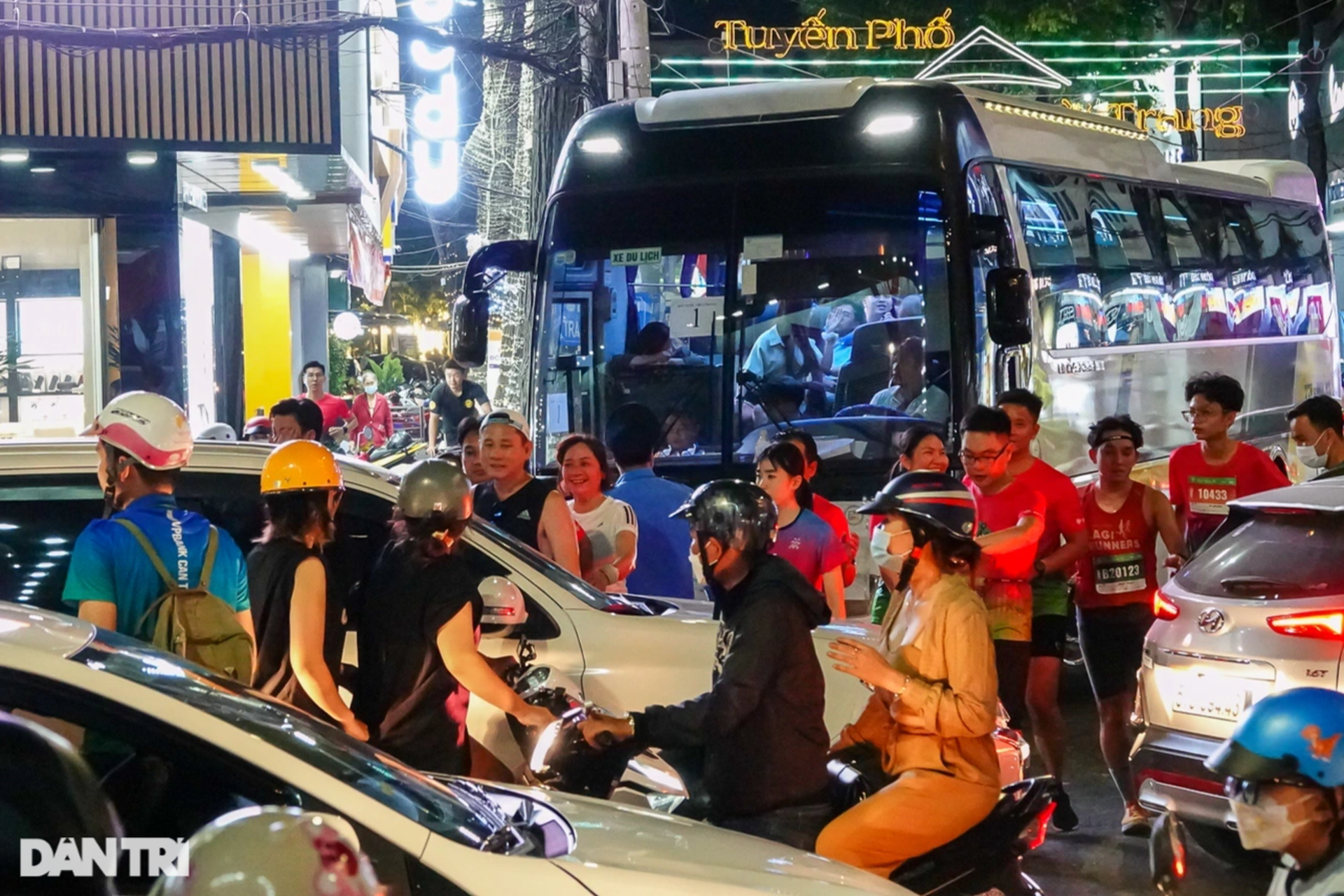 Vận động viên luồn lách với xe cộ để về đích tại giải chạy đêm ở Cần Thơ - 2 Vận động viên luồn lách với xe cộ để về đích tại giải chạy đêm ở Cần Thơ - 2