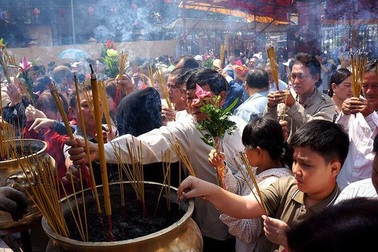 Bình Dương: Khách đi chùa quá đông, học sinh phải nghỉ học