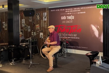 Nhạc sĩ Trần Tiến vừa đàn vừa hát "Không gục ngã" khi trở lại