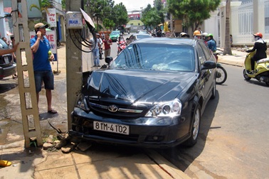 Ô tô không người lái tông vào cột điện