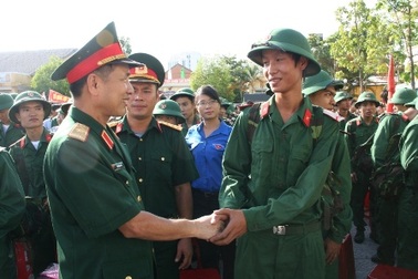 Nhiều thanh niên Huế tự nguyện viết đơn lên đường nhập ngũ