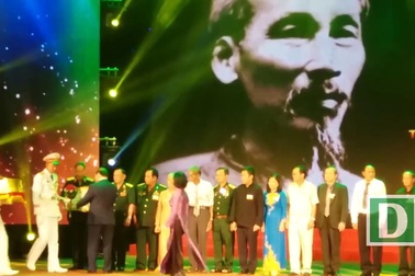 Thủ tướng trao bằng khen tới các đại biểu dự Hội nghị