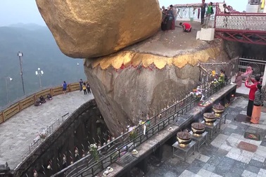 Ngôi chùa nằm chênh vênh trên đá ở Myanmar.