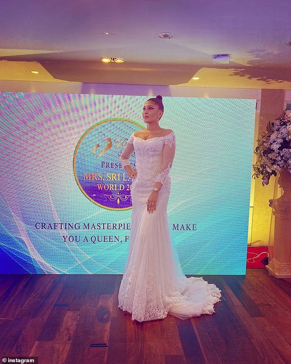 Sốc với khoảnh khắc Hoa hậu bị tước vương miện ngay khi đăng quang - 4