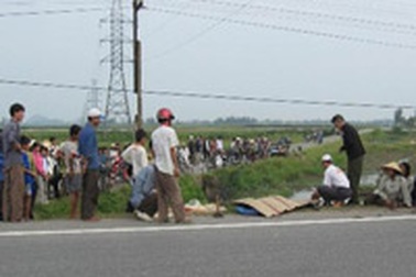 Xe cứu thương đâm chết người  