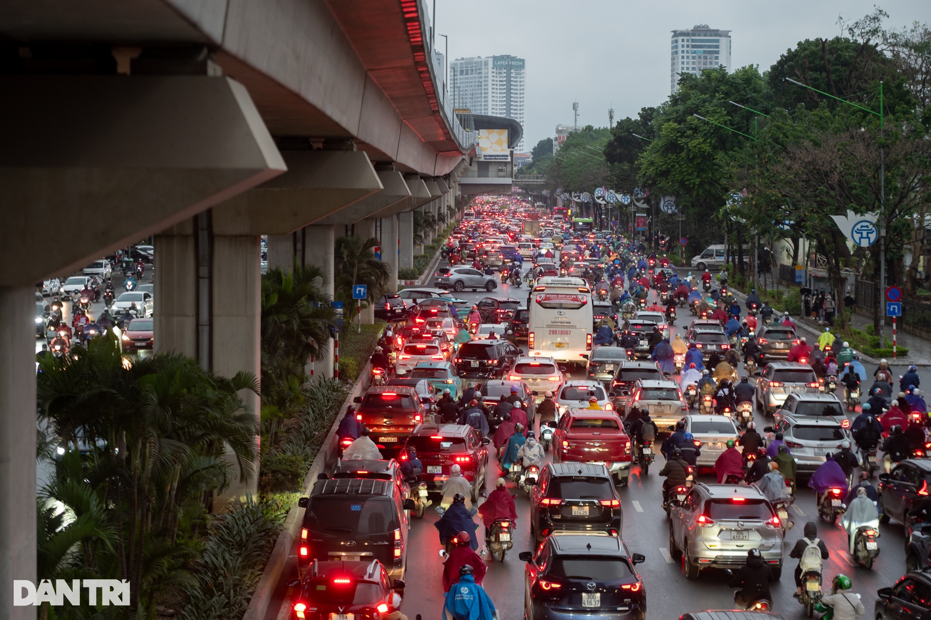 Người Hà Nội chật vật đi làm dưới trời mưa rét 12 độ C - 1