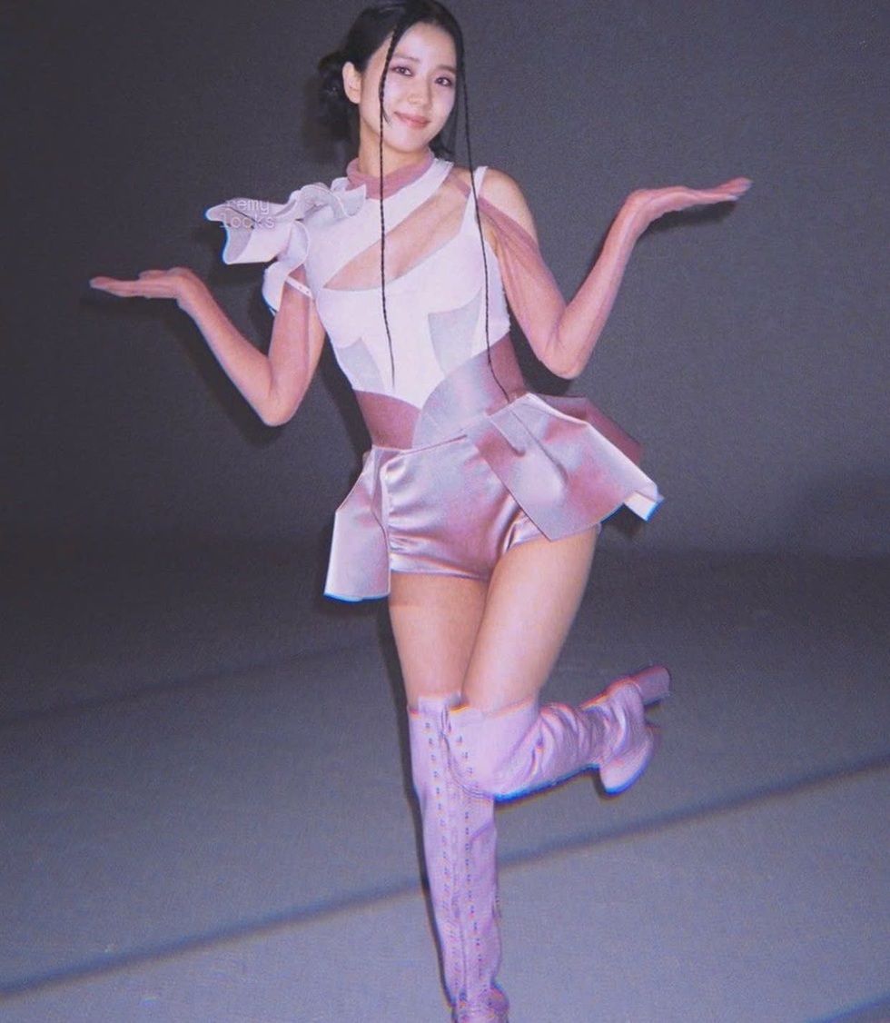 Vì sao vẻ ngoài của Thùy Tiên và Jisoo nhạt nhòa tại show Dior? - 4 Vì sao vẻ ngoài của Thùy Tiên và Jisoo nhạt nhòa tại show Dior? - 4