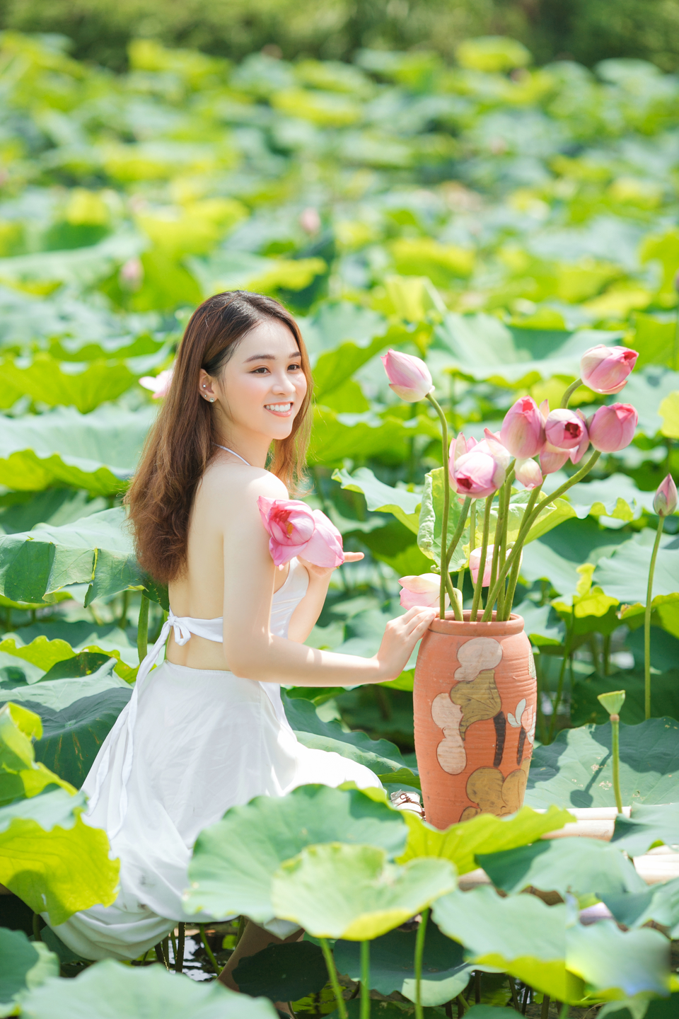 Hot girl ĐH Thủ đô biến hóa trong trẻo bên hoa sen - 8 Hot girl ĐH Thủ đô biến hóa trong trẻo bên hoa sen - 8