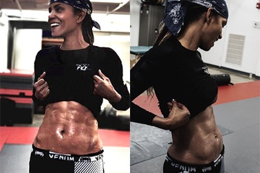 Ngưỡng mộ cơ bụng của Halle Berry