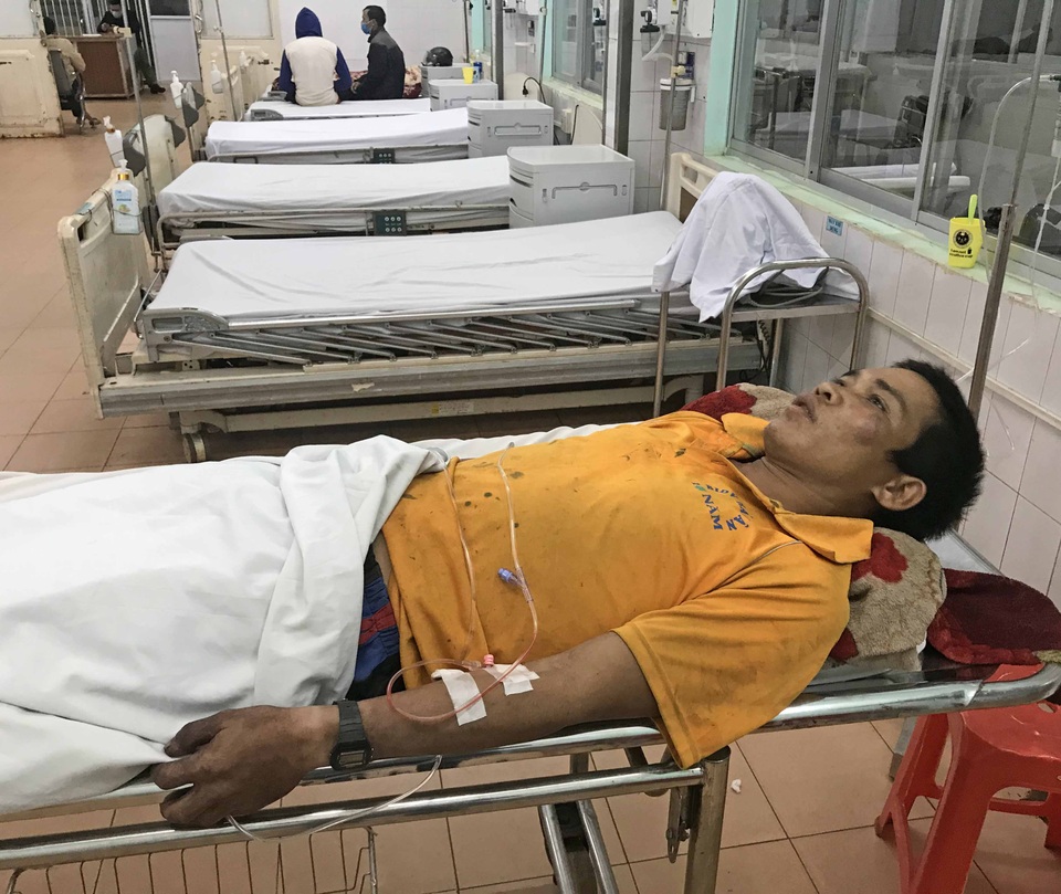 Gia đình 3 người trọng thương, cơ thể dính đầy kim khí sau tiếng nổ lớn - 1 Gia đình 3 người trọng thương, cơ thể dính đầy kim khí sau tiếng nổ lớn - 1