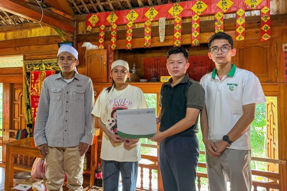 Dân trí trao 30 triệu đồng đến 4 gia đình có người thiệt mạng vì sạt lở